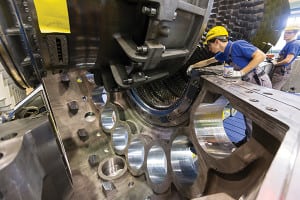 Millimeterarbeit bei der Montage – Einlegen des Läufers / Every millimeter is crucial - installtation of the rotor