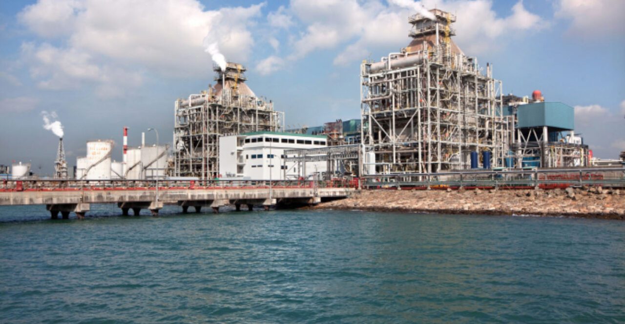Sembcorp’s Sakra power plant is a cogeneration plant in Pulau Sakra on Jurong Island that opened in November 2001. The plant’s two GE 9F gas turbines produce power for the grid and process steam for chemical and petrochemical facilities nearby. Sembcorp in 2014 opened a second cogeneration facility on Jurong Island, the 400-MW Banyan plant, which features a single GT26 gas turbine unit. Courtesy: Sembcorp