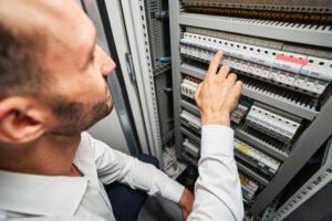 Fig2-data-facility-worker-switching-off-power-supply-Envato