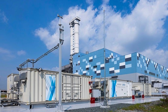Instalaciones de la producción de hidrógeno que instalan el sistema de células electrolíticas del óxido sólido (SOEC) de Denso instalado en la estación de energía térmica de JERA en Nagoya, Aichi.