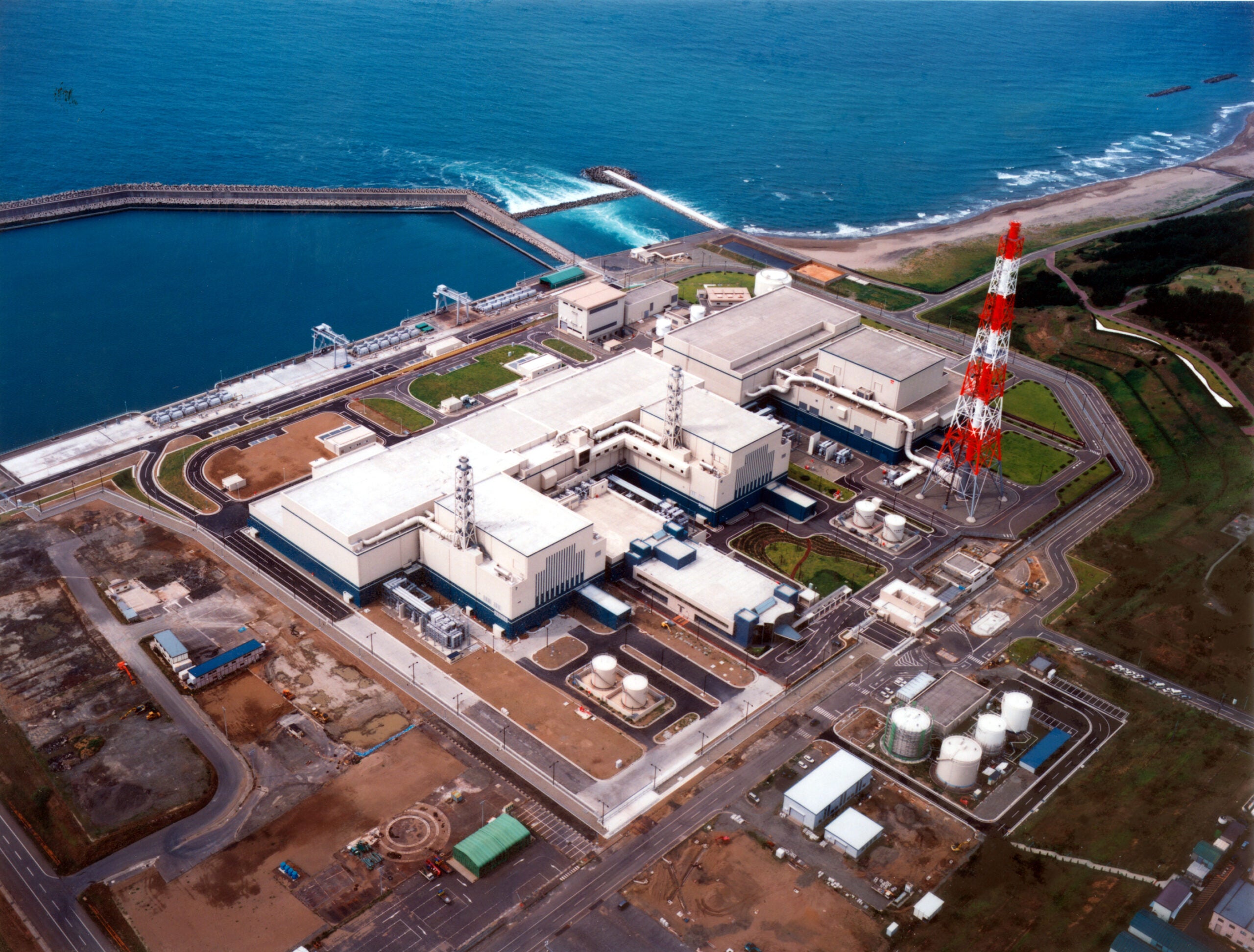 Japan Restarts Unit at World’s Largest Nuclear Power Plant