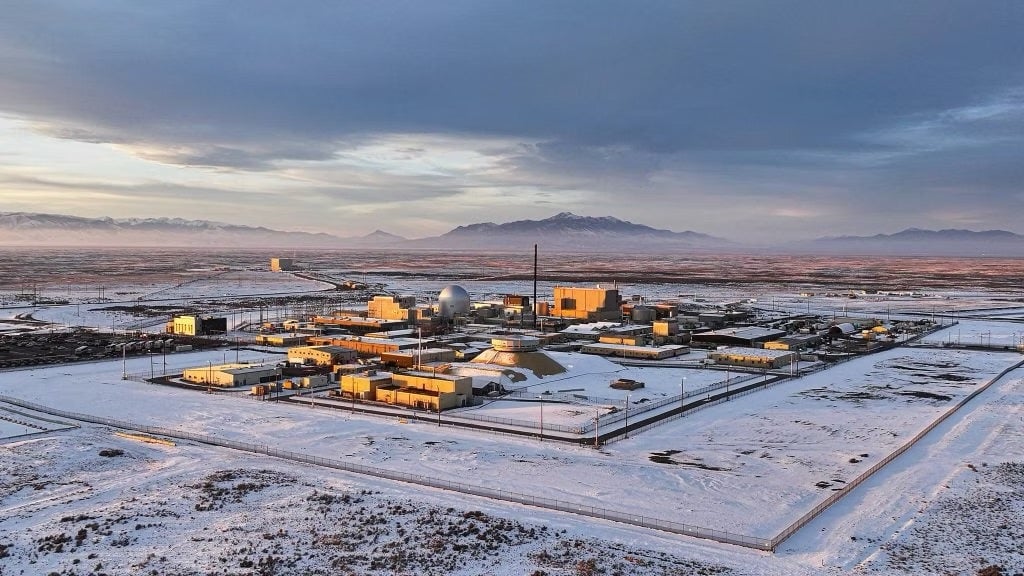 Unity Nuclear Battery microreactor concept from Deployable Energy, a factory‑built, 1‑MWe, helium‑cooled unit using 4.95% enriched UO₂ fuel and non‑exotic materials, designed as a modular &ldquo;nuclear battery&rdquo; that can be transported in standard equipment, configured for multiple cooling options and five‑year refueling cycles, and deployed in arrays for onshore, offshore, and remote applications. Courtesy: Deployable Energy